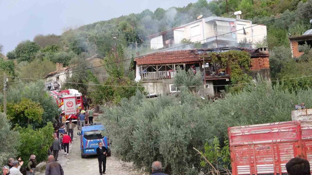 Benzin ile ocakta odun yakmak isterken evi yaktı
