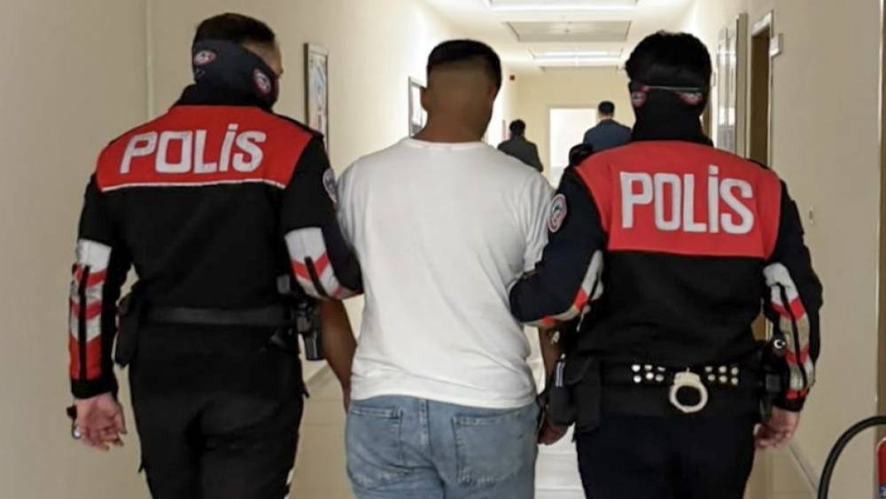 Manisa&rsquo;da 152 yıl hapis cezasıyla aranan 17 yaşındaki ş&uuml;pheli parkta yakalandı
