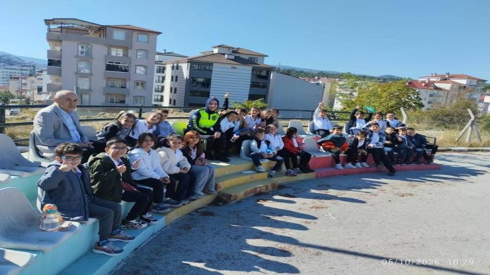 Bilecik&rsquo;te ilkokul &ouml;ğrencilerine uygulamalı trafik eğitimi
