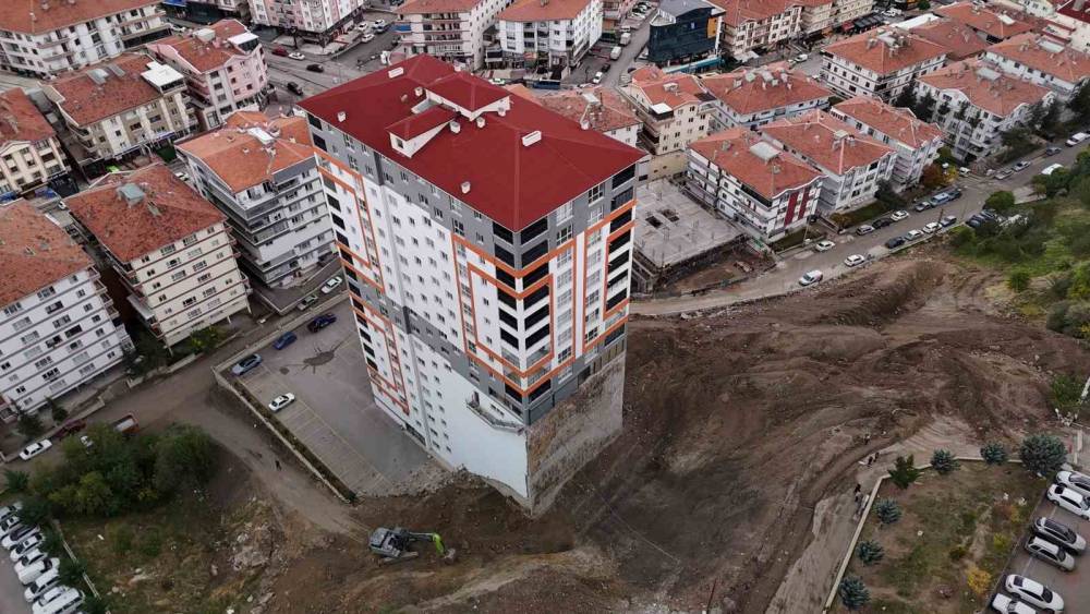 İstinat duvarı yıkılan apartmanın ortaya &ccedil;ıkan temeli, estetikten uzak g&ouml;r&uuml;nt&uuml;s&uuml;n&uuml; g&ouml;zler &ouml;n&uuml;ne serdi
