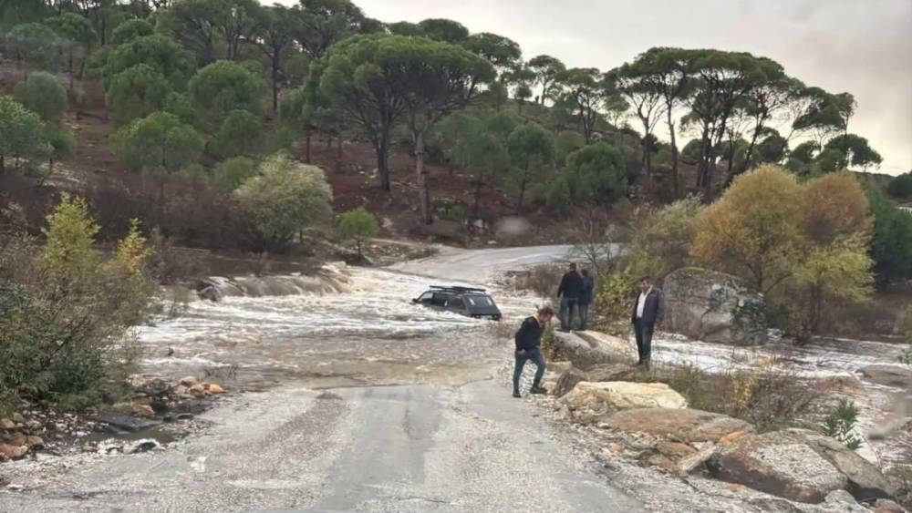 Otomobildeki iki kişi sele kapılmadan kurtarıldı
