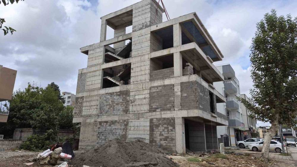 Adıyaman&rsquo;da 3. kattan d&uuml;şen iş&ccedil;i ağır yaralandı
