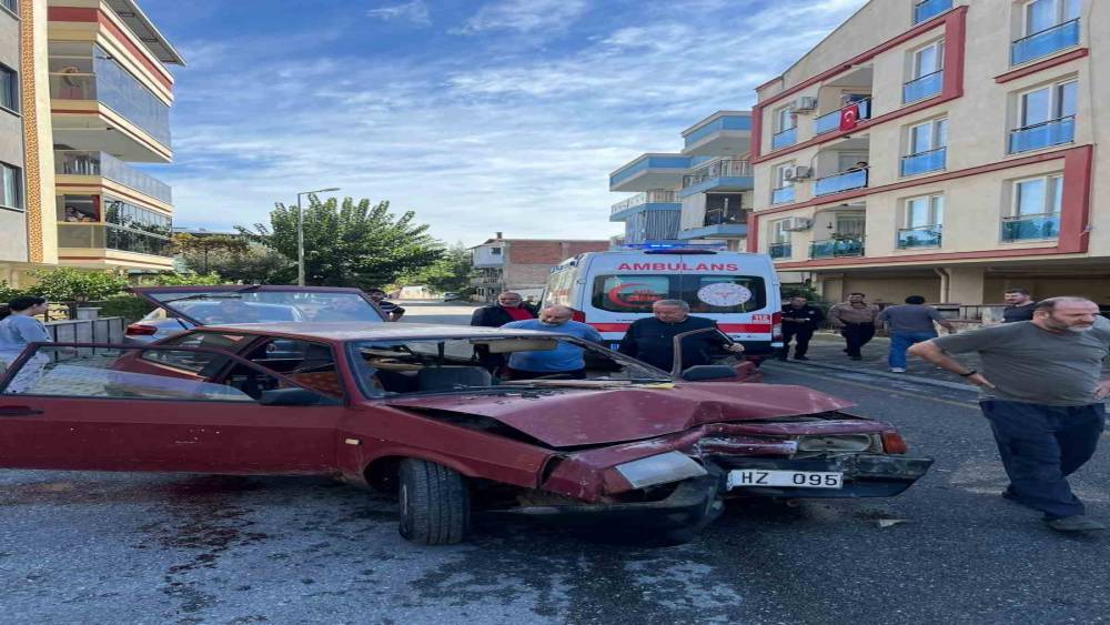 Aydın&rsquo;da otomobil aydınlatma direğine &ccedil;arptı: 2 yaralı

