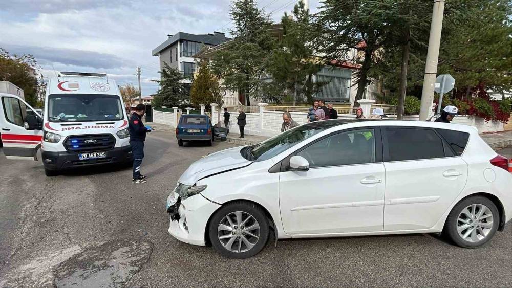 Karaman&rsquo;da iki otomobil &ccedil;arpıştı: 1 yaralı
