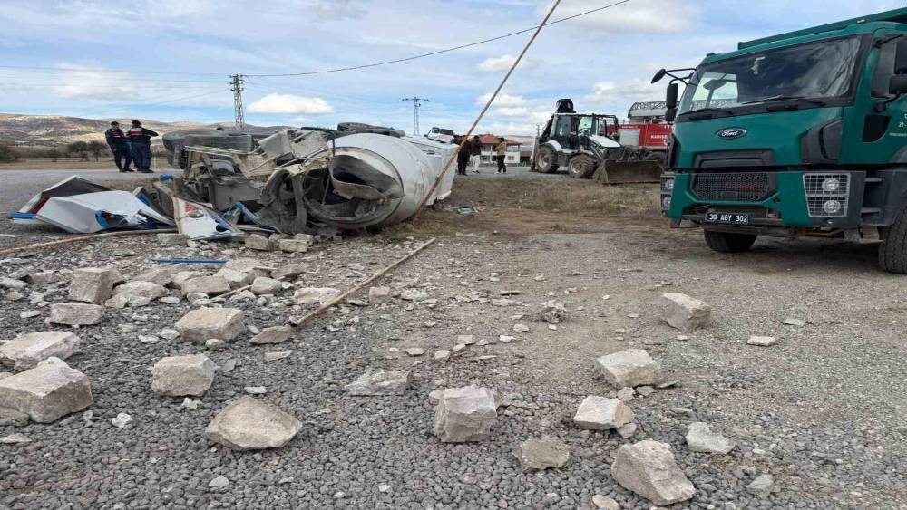 Yozgat&rsquo;ta devrilen mikser metrelerce s&uuml;r&uuml;klendi
