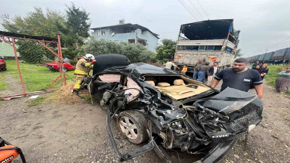 Trenin &ccedil;arptığı otomobildeki 2 kişi yaralandı
