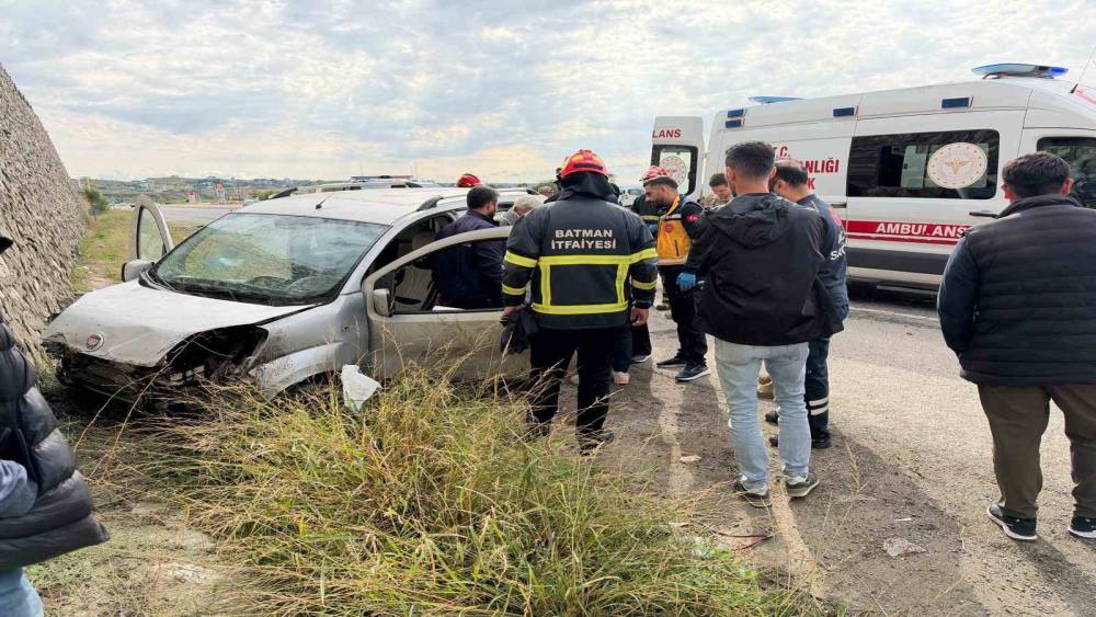 Batman&rsquo;da ara&ccedil; duvara &ccedil;arptı: 2 yaralı
