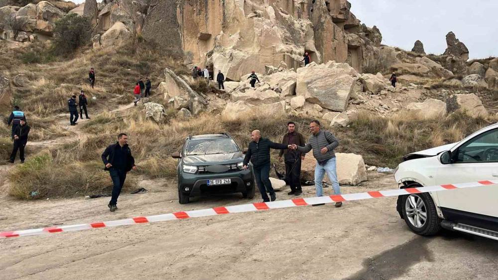 Kapadokya&rsquo;da peribacası yıkıldı: &Ouml;l&uuml; ve yaralılar var
