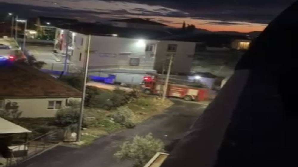 Antalya&rsquo;da iki katlı evin &ccedil;atısı alevlere teslim oldu
