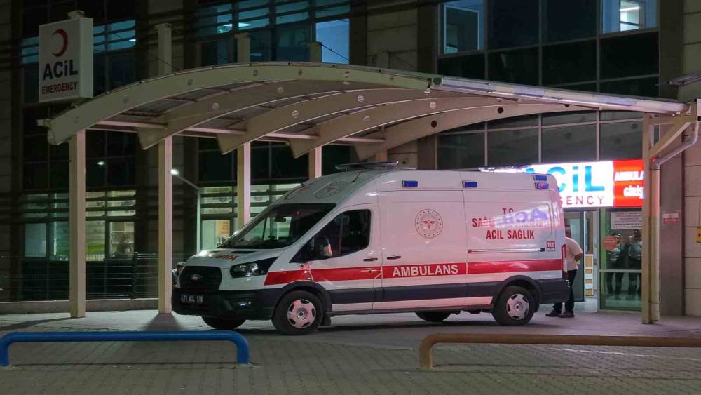 Yemek sofrasında evlat dehşeti: Babasını bı&ccedil;akla &ouml;ld&uuml;rd&uuml;
