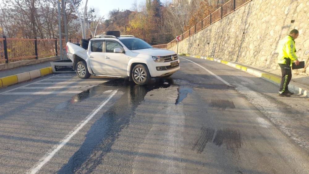 Tunceli&rsquo;de kamyonet, 7 metre y&uuml;kseklikten d&uuml;şt&uuml;: 4 yaralı
