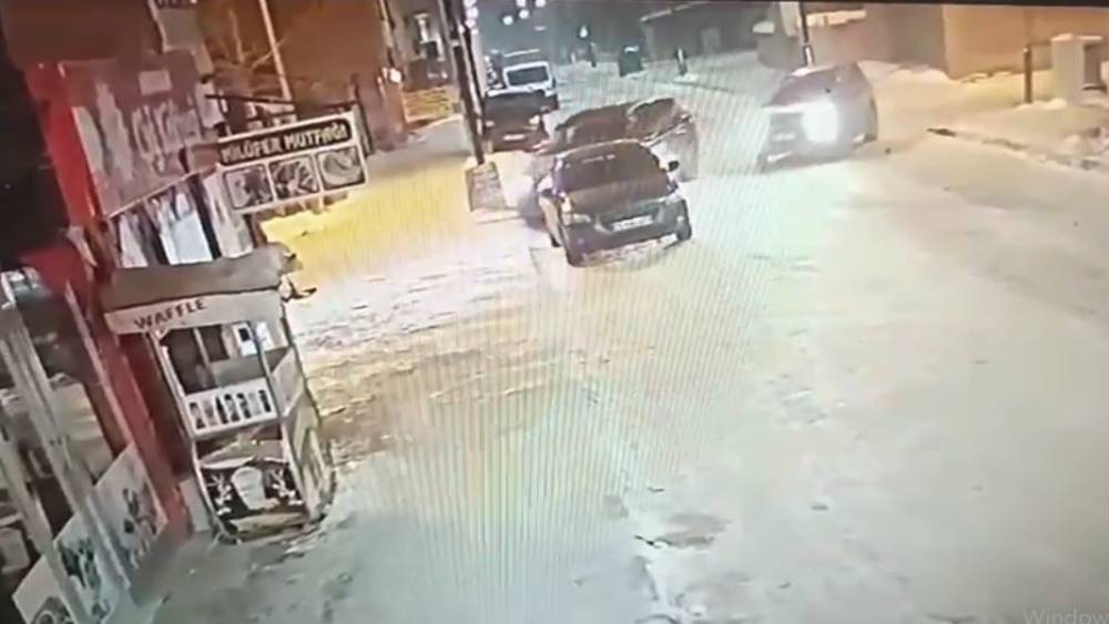 Ardahan&rsquo;da otomobil iş yerine daldı
