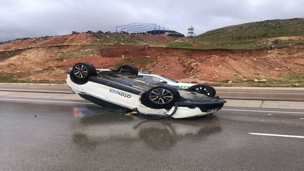 Siirt&rsquo;te kontrolden &ccedil;ıkan ara&ccedil; takla attı
