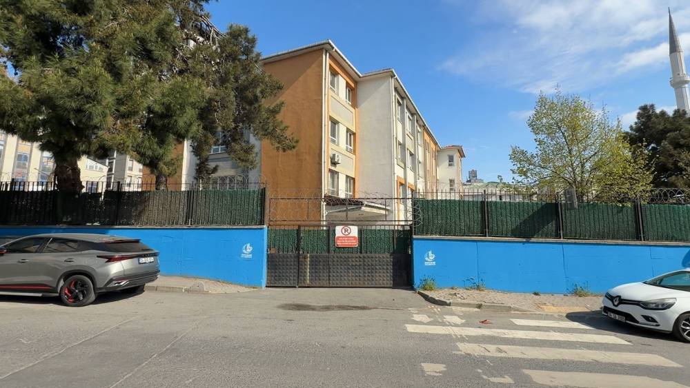 Kırmızı ışık ihlali yapan İETT otob&uuml;s&uuml; &ccedil;ocuğu altına aldı: O anlar kamerada
