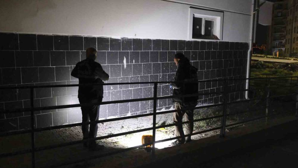 Arkadaşının evinde pencereden d&uuml;şen &uuml;niversiteli kız ağır yaralandı
