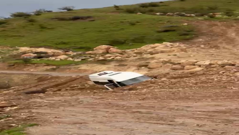 Siirt&rsquo;te heyelan: Minib&uuml;s mahsur kaldı
