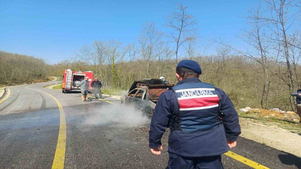 Bilecik&rsquo;te seyir halindeki otomobil alev aldı
