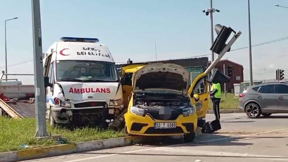 Edirne&rsquo;de ambulans ile taksi &ccedil;arpıştı: 5 yaralı
