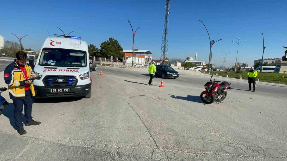 Karaman&rsquo;da motosiklet kazası kamerada: 1 yaralı
