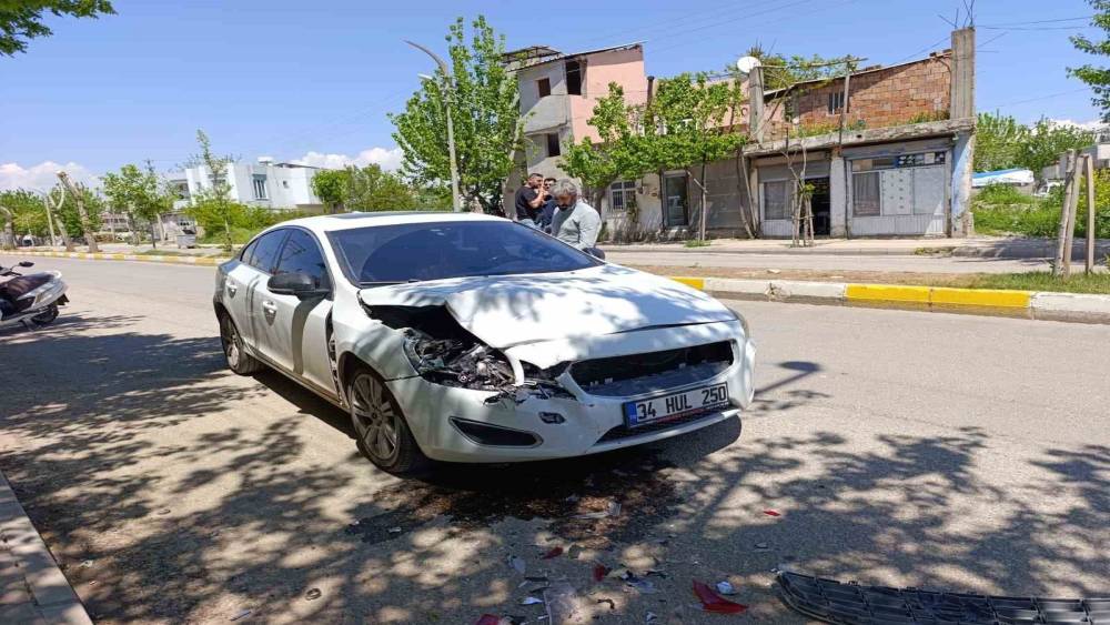 Aracın &ouml;n&uuml;n&uuml; keserek s&uuml;r&uuml;c&uuml;y&uuml; darp ettiler
