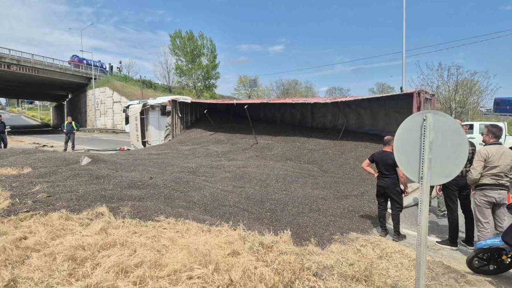 Tekirdağ&rsquo;da ay&ccedil;i&ccedil;eği &ccedil;ekirdeği y&uuml;kl&uuml; tır devrildi, trafik kilitlendi
