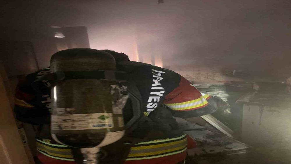 Edremit&rsquo;te korkutan ev yangını
