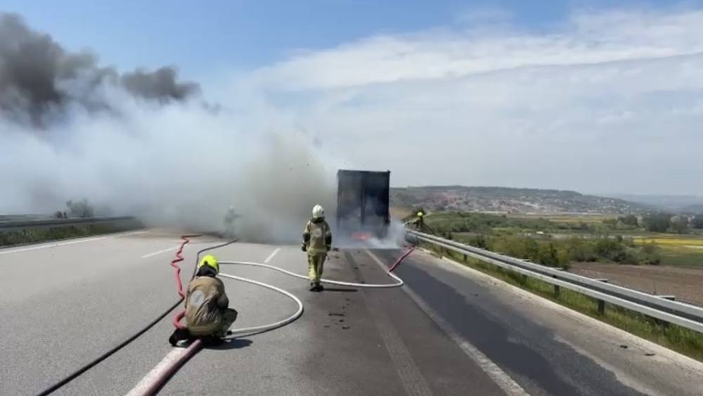 Bursa gişelerde yanan tır k&uuml;le d&ouml;nd&uuml;
