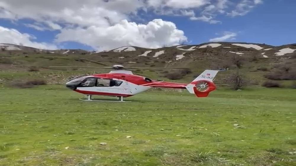 Bitlis&rsquo;te kayalıklardan d&uuml;şen gen&ccedil; i&ccedil;in helikopter ambulans havalandı
