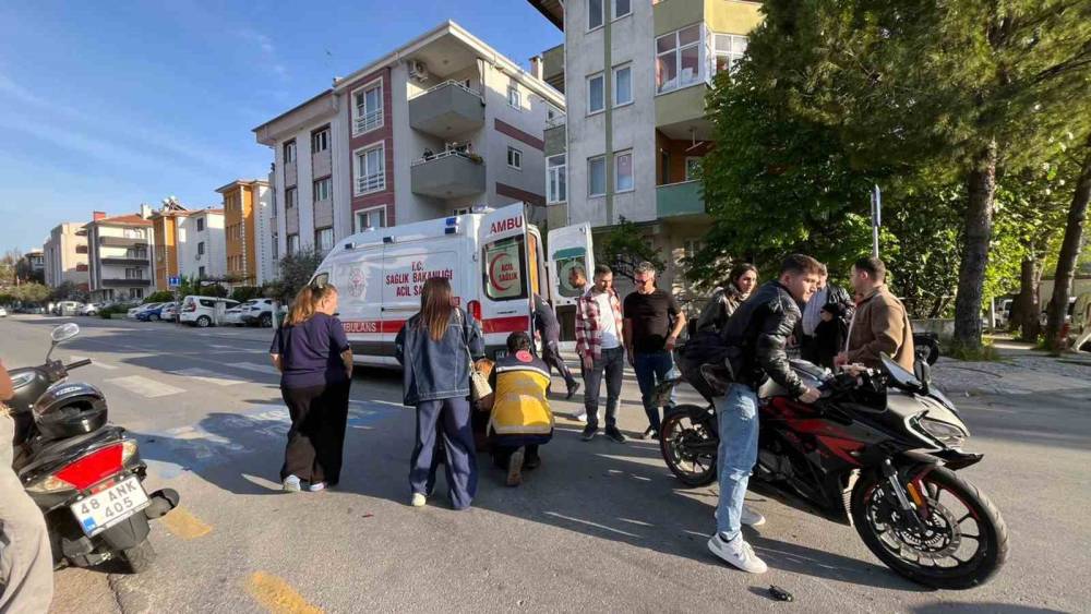 Menteşe&rsquo;de ara&ccedil;lar birbirine girdi: 2 yaralı
