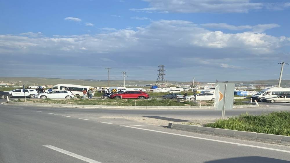 Otomobil ile iş&ccedil;i servisi &ccedil;arpıştı: 6 yaralı
