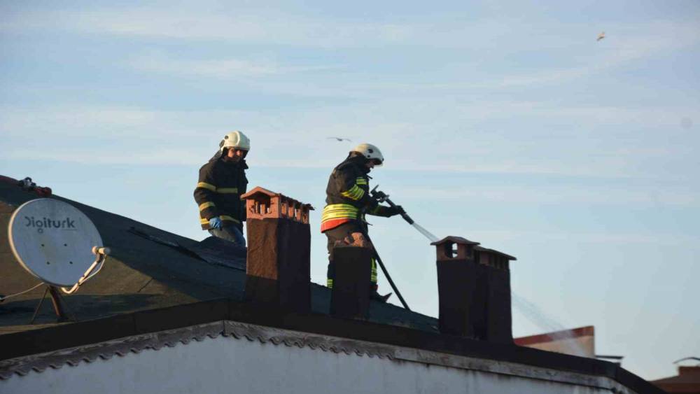 Ordu&rsquo;da 5 katlı binanın &ccedil;atısında yangın
