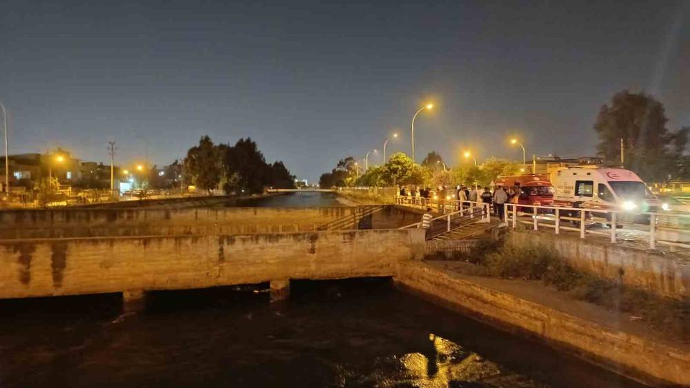 Arkadaşıyla otururken kanala d&uuml;şt&uuml;, akıntıya kapılıp kayboldu
