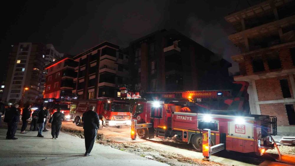Apartman dairesi alevlere teslim oldu, bina sakinleri kendini dışarı attı
