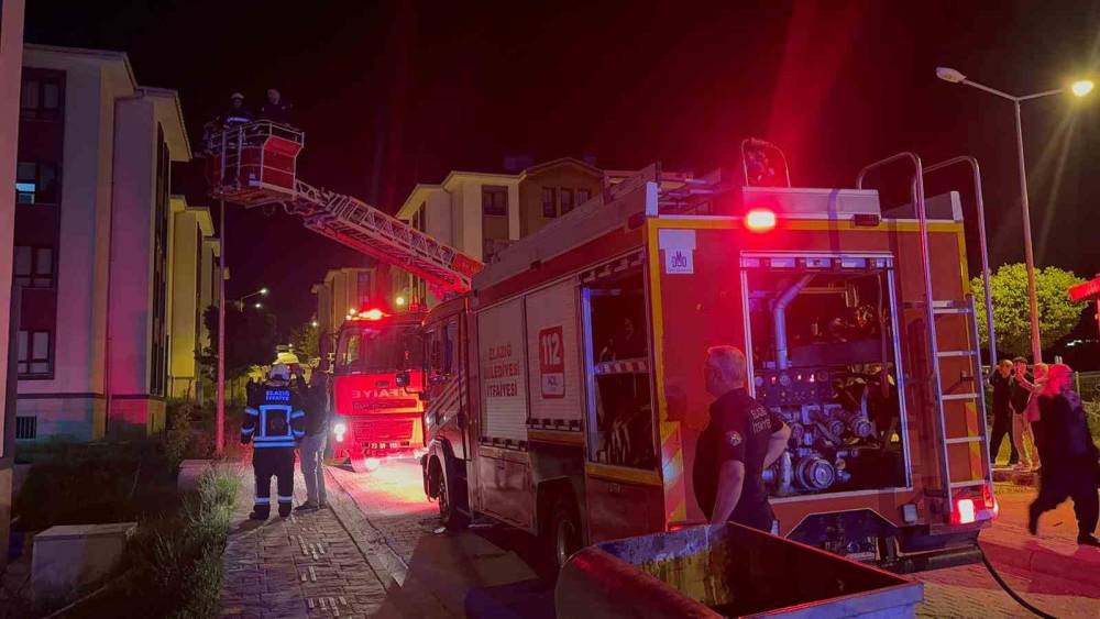 Elazığ&rsquo;da korkutan yangın: 1&rsquo;i hamile 4 kişi dumandan etkilendi
