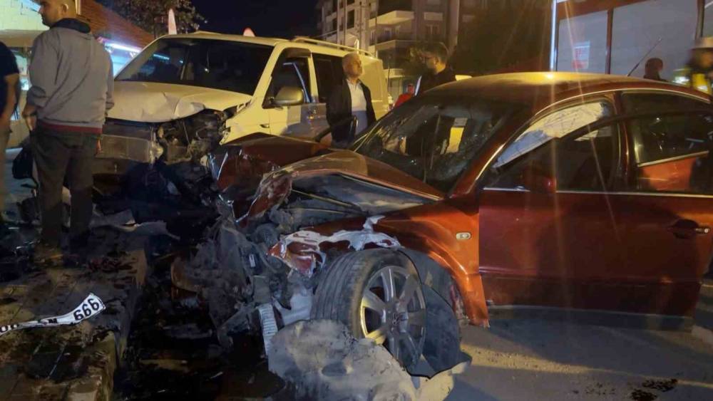 Alkoll&uuml; s&uuml;r&uuml;c&uuml; 4 araca birden &ccedil;arptı: 2 yaralı
