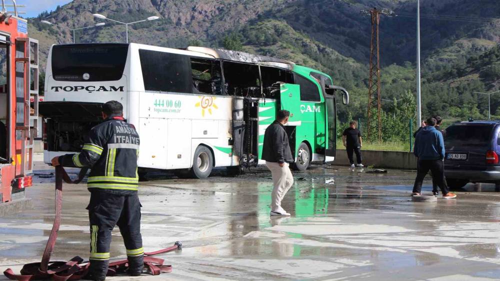 Amasya&rsquo;da otob&uuml;s terminalinde park halindeki yolcu otob&uuml;s&uuml; yandı
