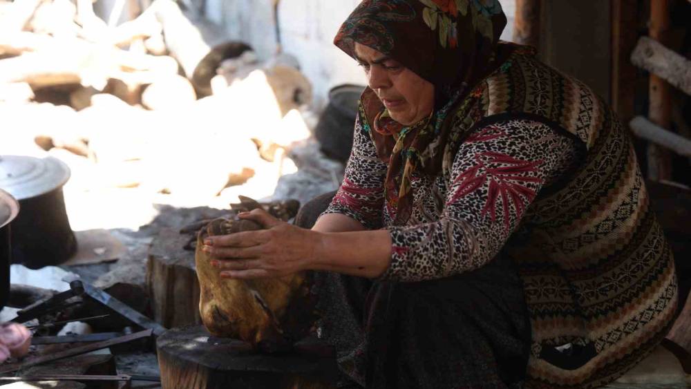 Kurbanlar kesildi, kelleler &uuml;t&uuml;lmeye başladı
