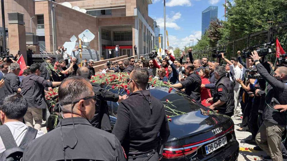 CHP Genel Başkanı Kılı&ccedil;daroğlu, Genel Merkez&rsquo;de &ccedil;i&ccedil;eklerle karşılandı
