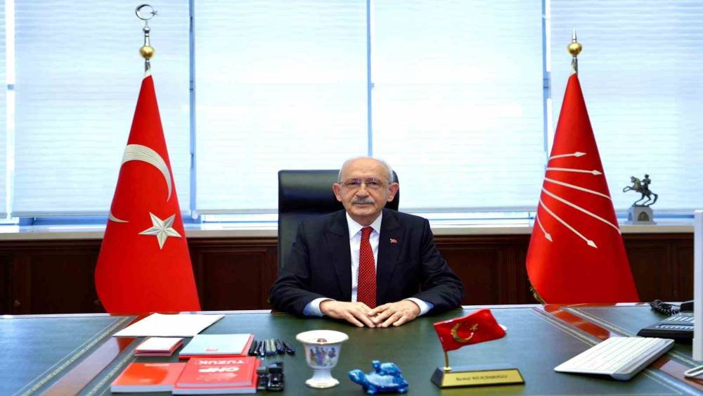 CHP Genel Başkanı Kemal Kılı&ccedil;daroğlu, genel başkanlık makamında &ccedil;alışmalara başladı.

