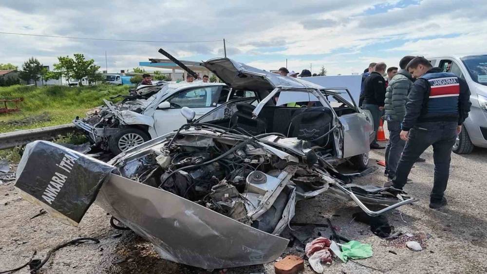Feci kazada hayatını kaybeden &ccedil;ift ve 10 yaşındaki kızları toprağa verildi
