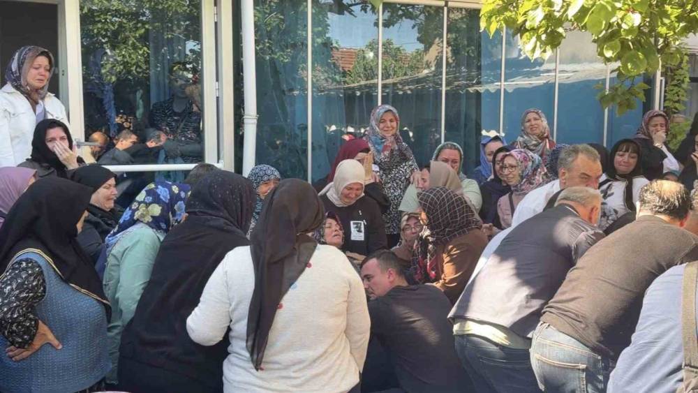 Bayram ziyaretine geldiği k&ouml;yde &ouml;ld&uuml;r&uuml;len yazar &Ouml;zt&uuml;rk son yolculuğuna uğurlandı
