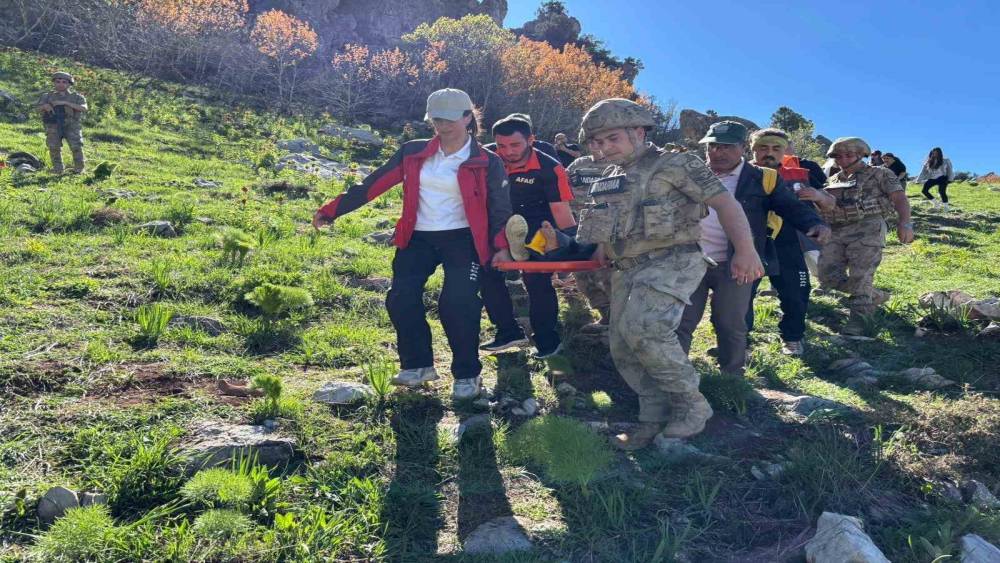 Dağlık alanda d&uuml;şerek yaralan şahsı ekipler kurtardı

