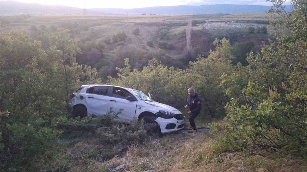 Bing&ouml;l&rsquo;de otomobil şarampole yuvarlandı
