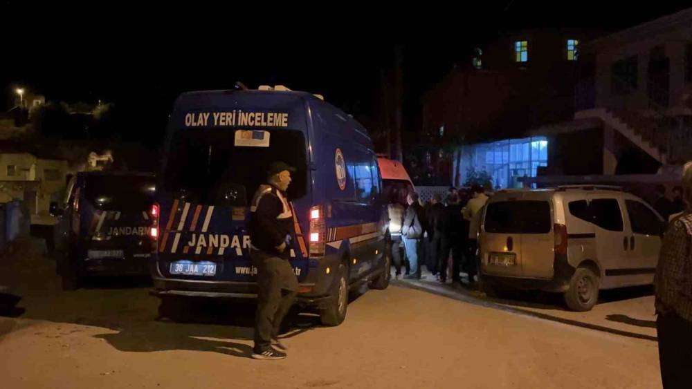 Camide 2 kişiyi bı&ccedil;akla &ouml;ld&uuml;ren saldırganın asıl hedefi imammış

