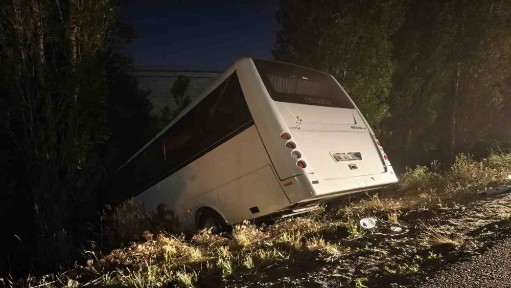 Ankara&rsquo;da servis aracı yol kenarına devrildi: 8 yaralı
