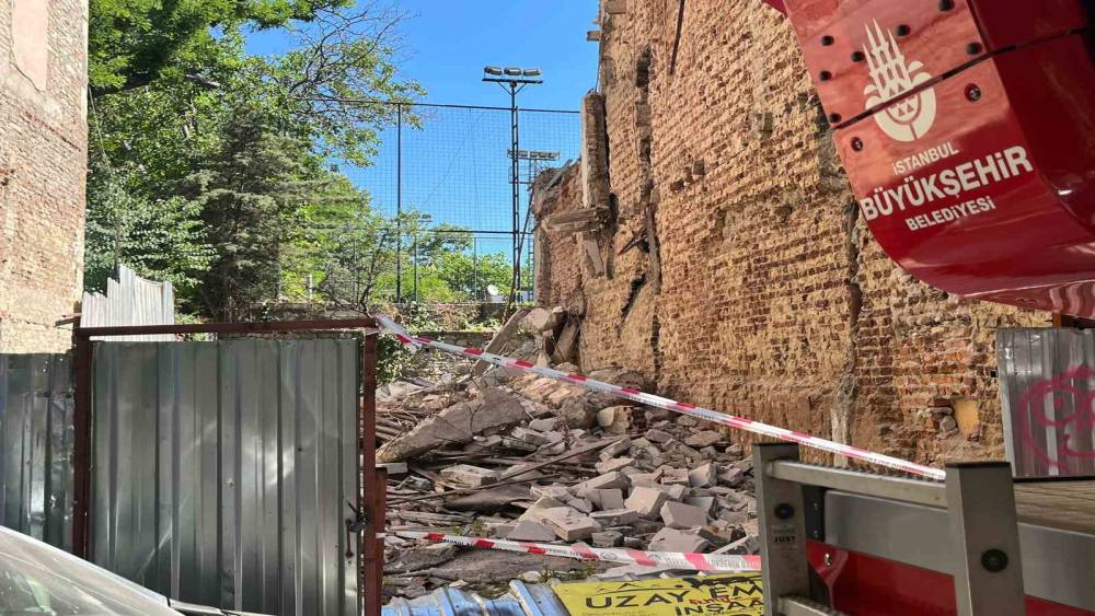 Kadık&ouml;y&rsquo;de yıkım sırasında 2 iş&ccedil;i g&ouml;&ccedil;&uuml;k altında kaldı

