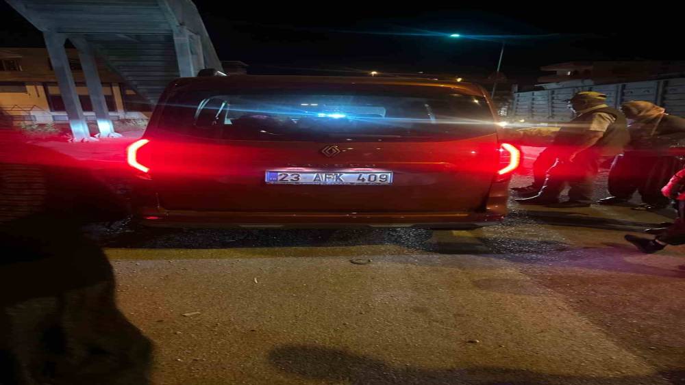 Trakt&ouml;r ile hafif ticari ara&ccedil; &ccedil;arpıştı: 1 yaralı

