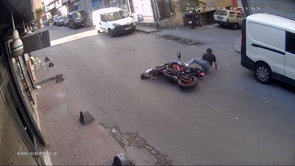 Beyoğlu&rsquo;nda scooter kullanan 4 yaşındaki &ccedil;ocuğa motosiklet &ccedil;arptı
