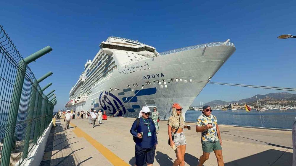 Dev kruvaziyer gemisi yeniden Bodrum&rsquo;a geldi
