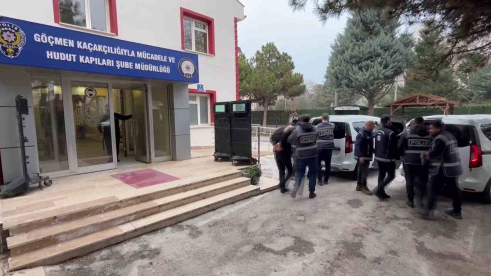 Konya merkezli g&ouml;&ccedil;men ka&ccedil;ak&ccedil;ılığı operasyonunda 10 tutuklama
